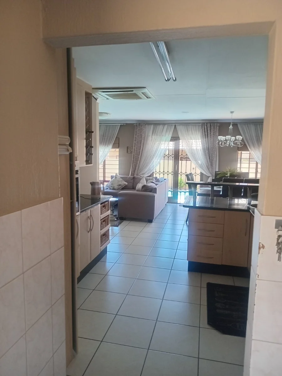A lovely 3 bed 2 bath house in Erand Gardens, Midrand