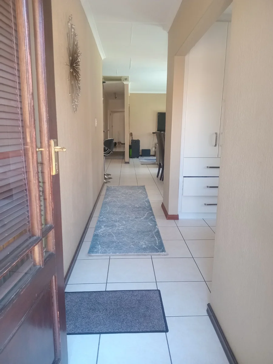 A lovely 3 bed 2 bath house in Erand Gardens, Midrand