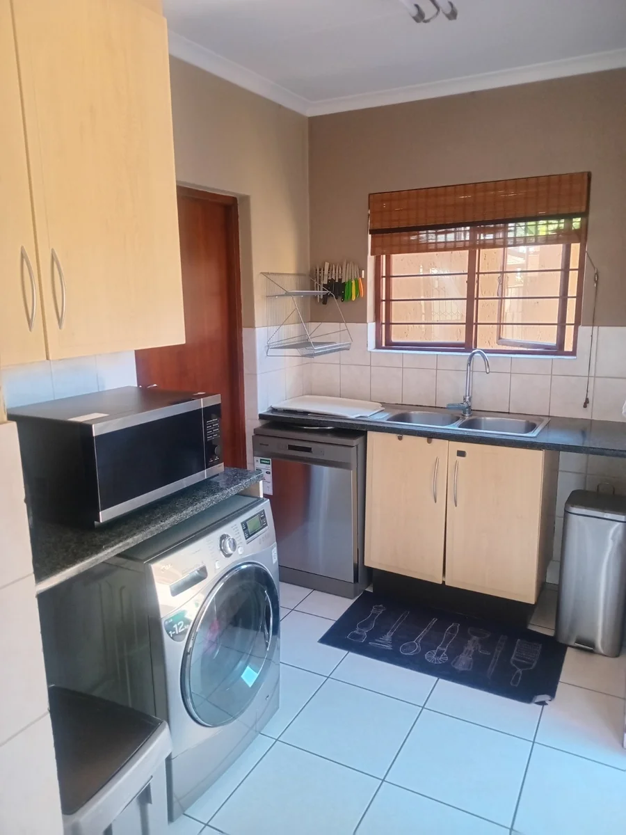 A lovely 3 bed 2 bath house in Erand Gardens, Midrand