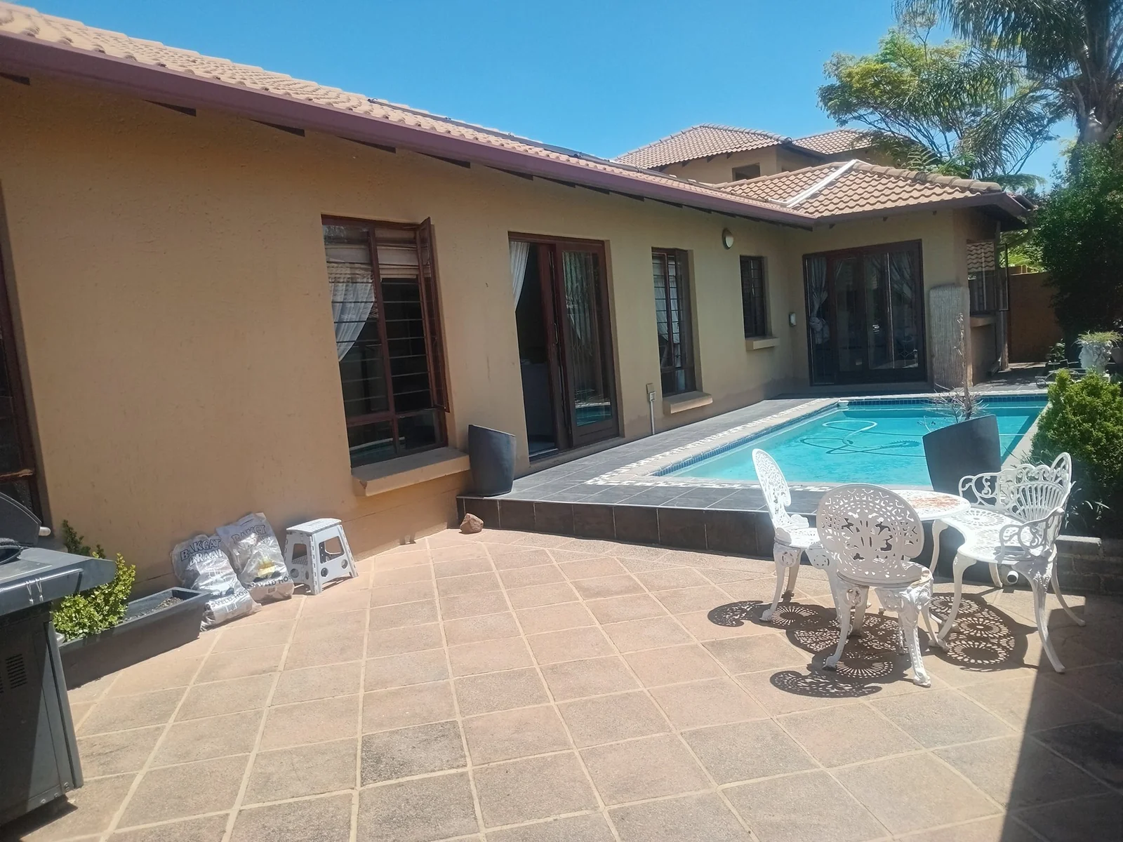 A lovely 3 bed 2 bath house in Erand Gardens, Midrand