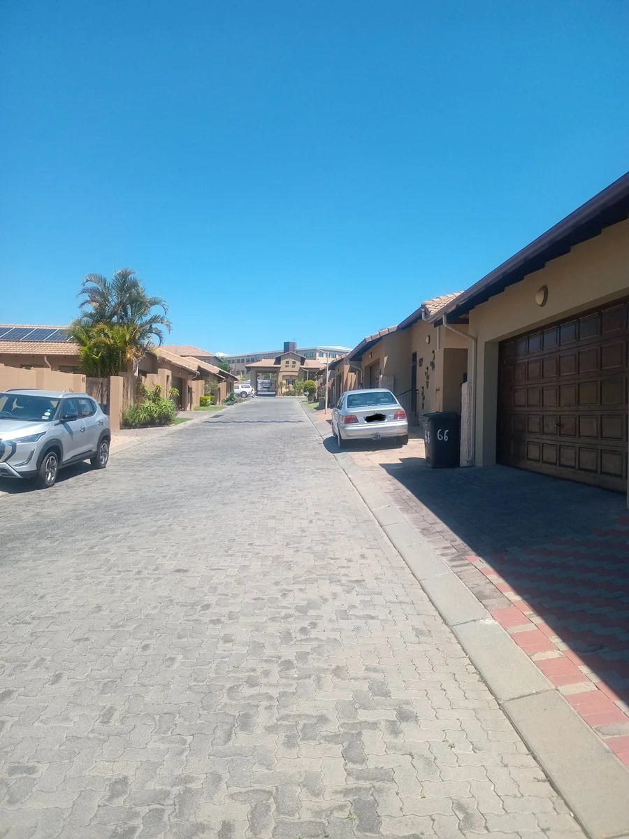 A lovely 3 bed 2 bath house in Erand Gardens, Midrand