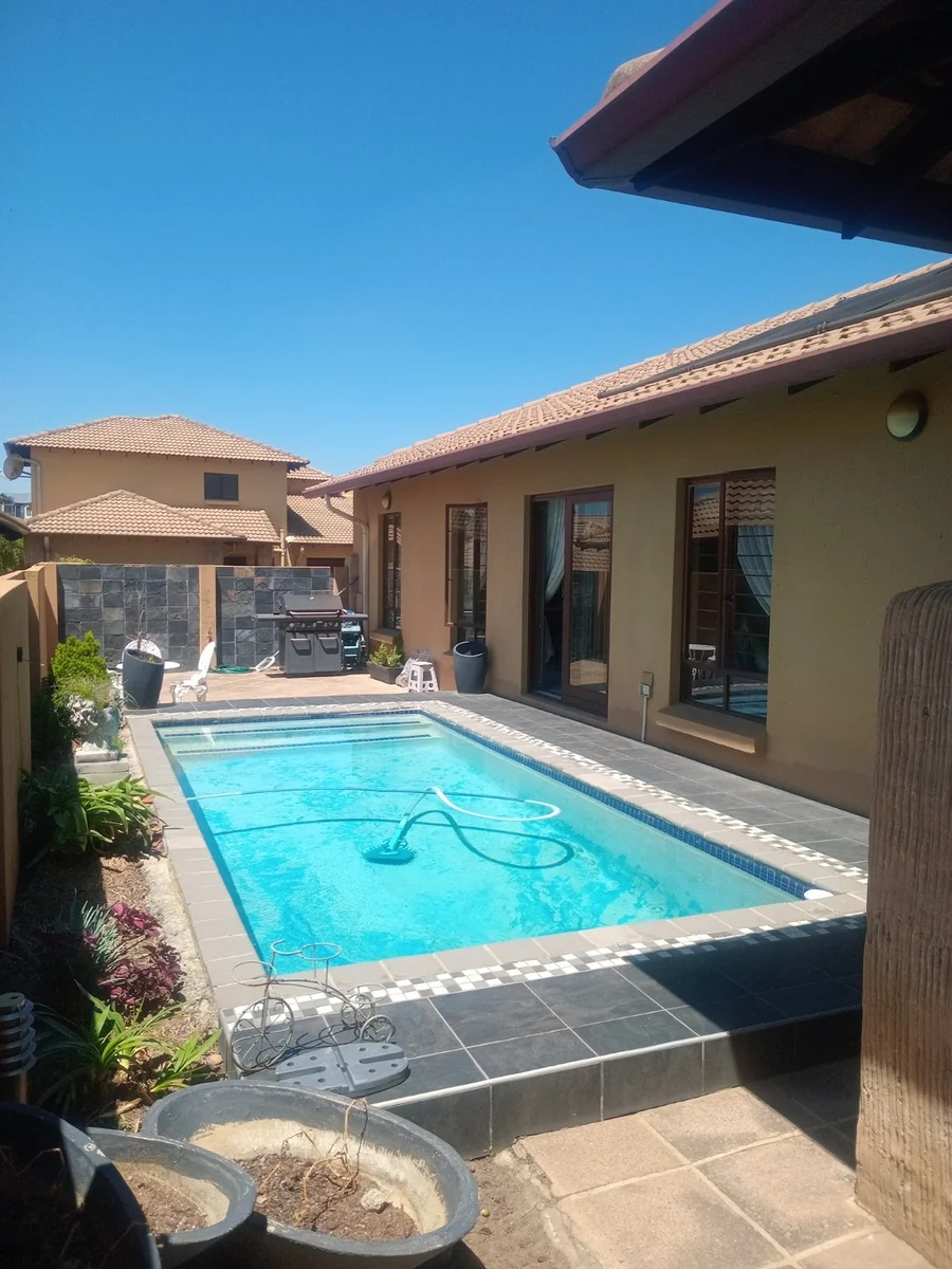 A lovely 3 bed 2 bath house in Erand Gardens, Midrand