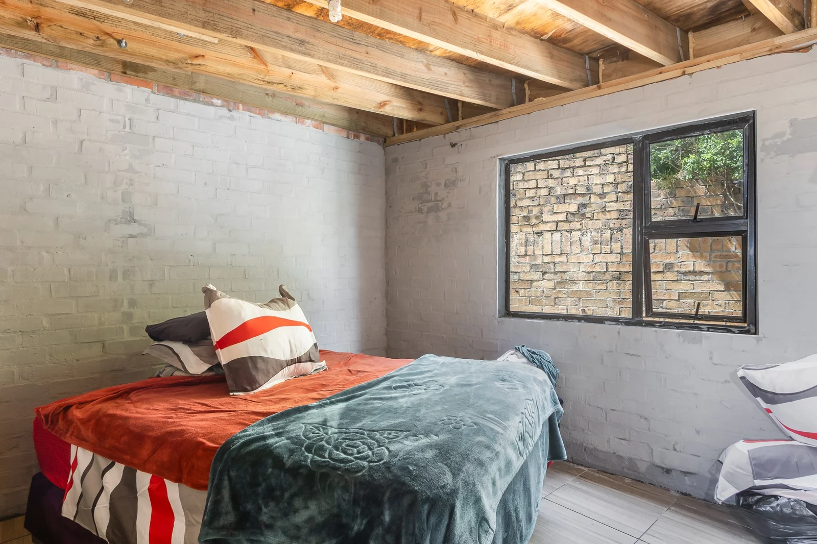 8-Bedroom House with Outside Flatlet