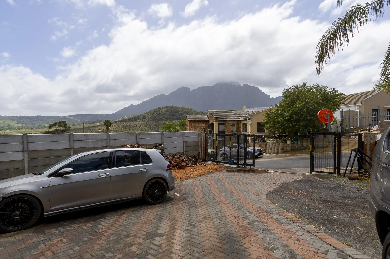 8-Bedroom House with Outside Flatlet