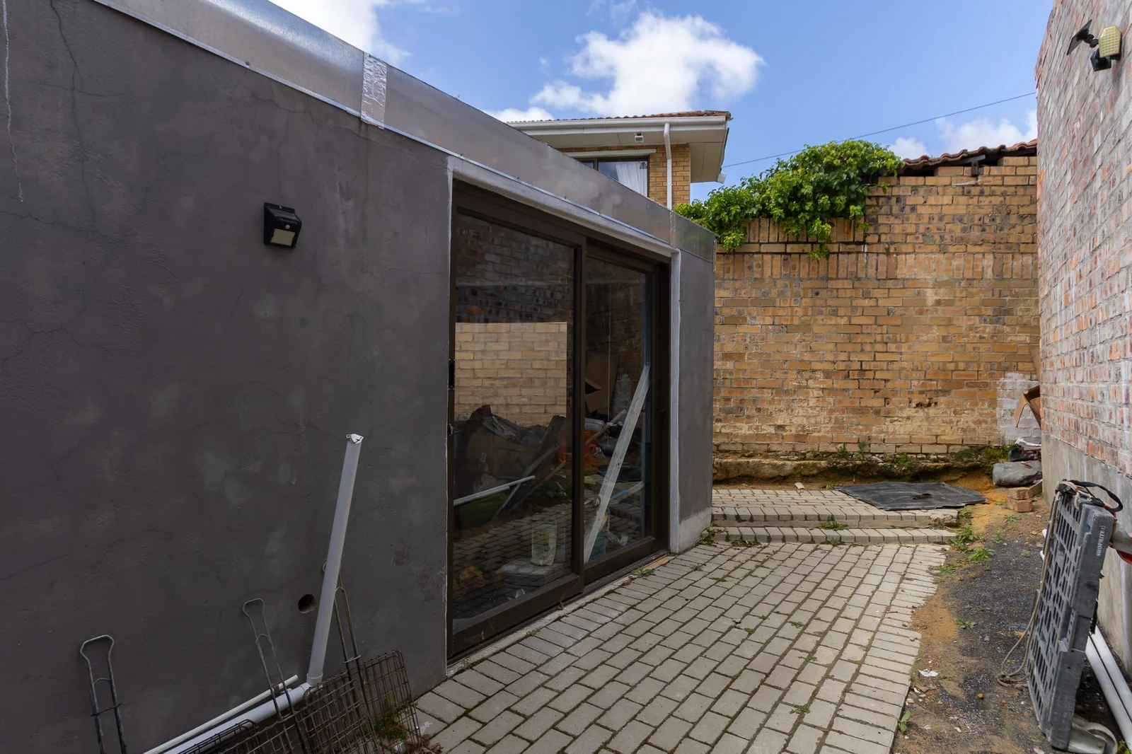 8-Bedroom House with Outside Flatlet