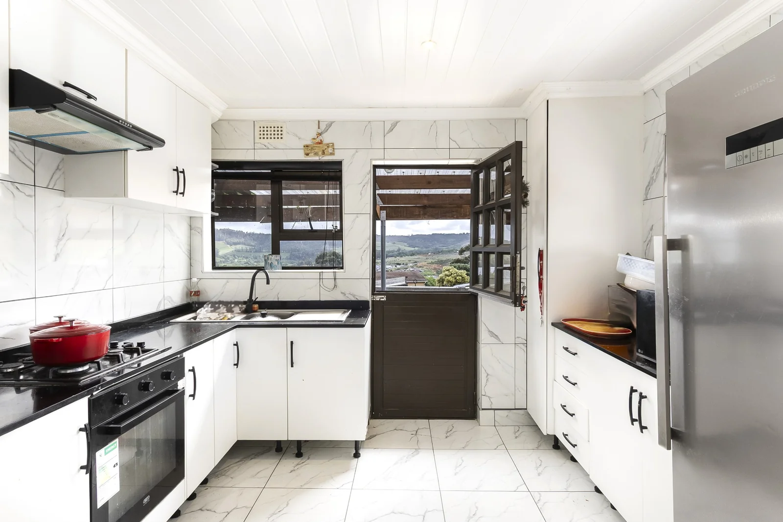 8-Bedroom House with Outside Flatlet