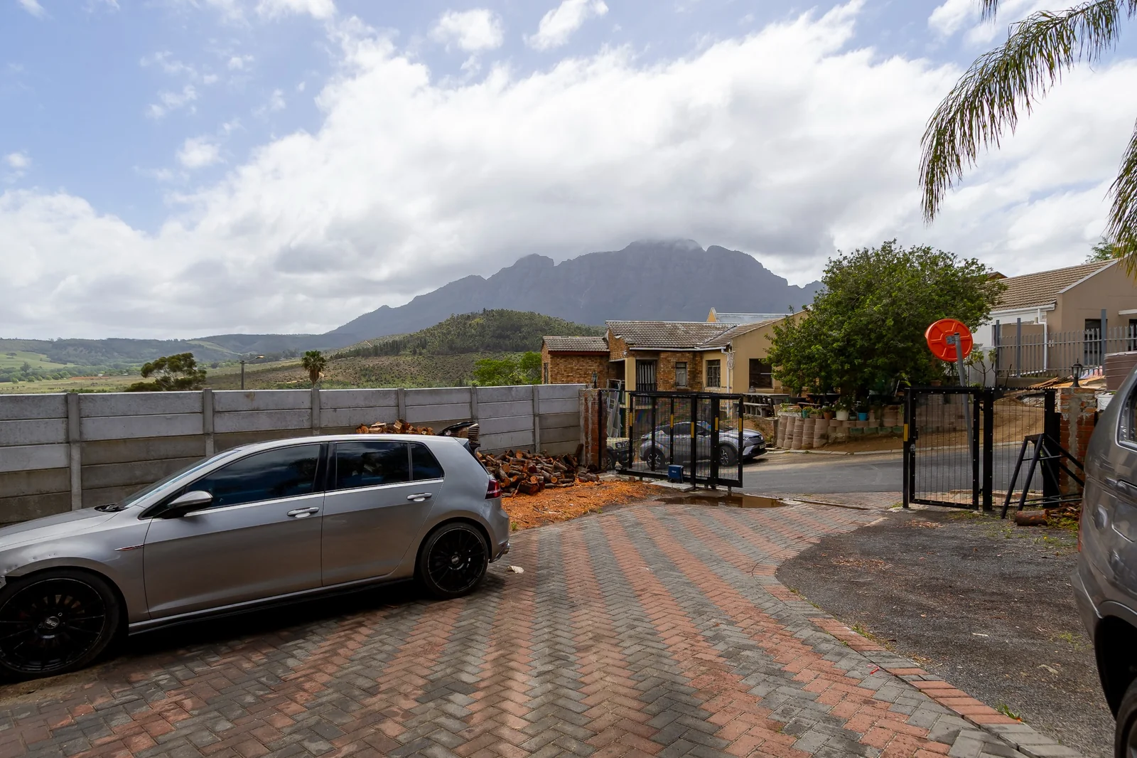 8-Bedroom House with Outside Flatlet