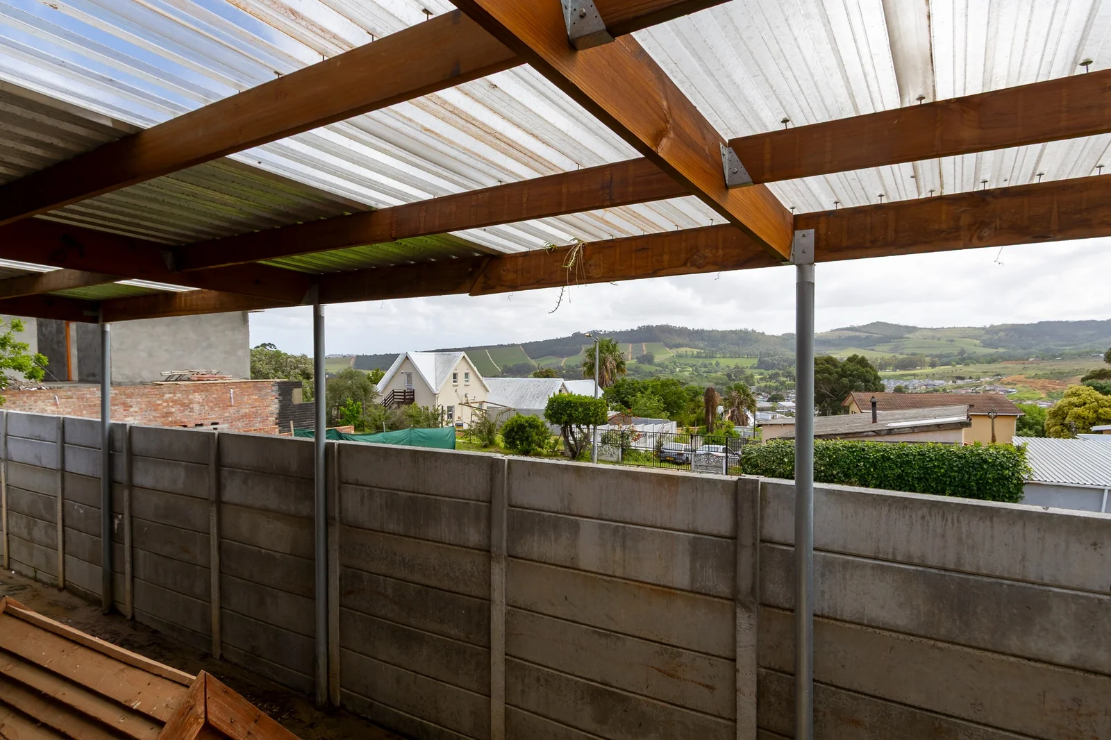8-Bedroom House with Outside Flatlet