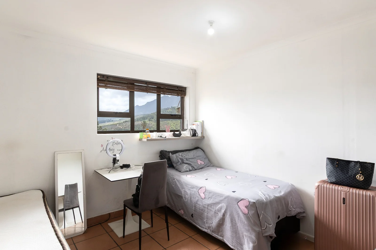 8-Bedroom House with Outside Flatlet