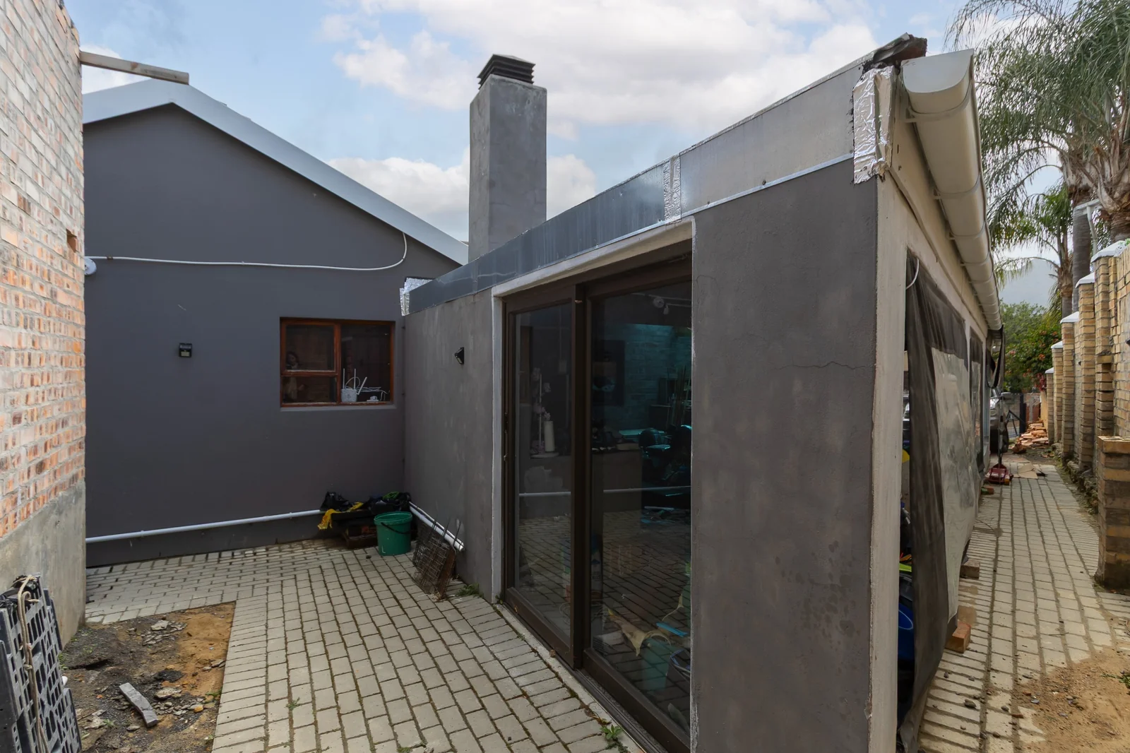 8-Bedroom House with Outside Flatlet