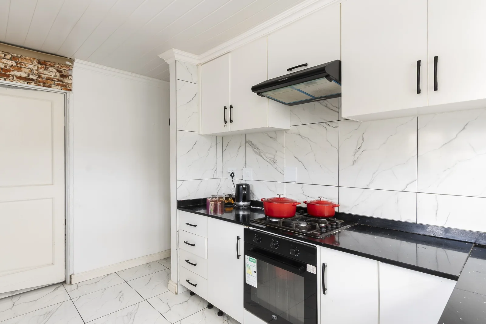 8-Bedroom House with Outside Flatlet