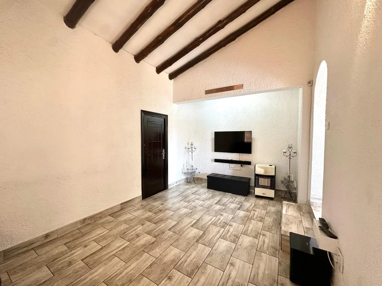 A BIG YARD, BOOM-GATED SECURITY & THE EXTRAS EVERY FAMILY WANTS!