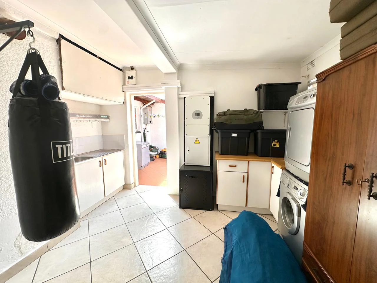 A BIG YARD, BOOM-GATED SECURITY & THE EXTRAS EVERY FAMILY WANTS!