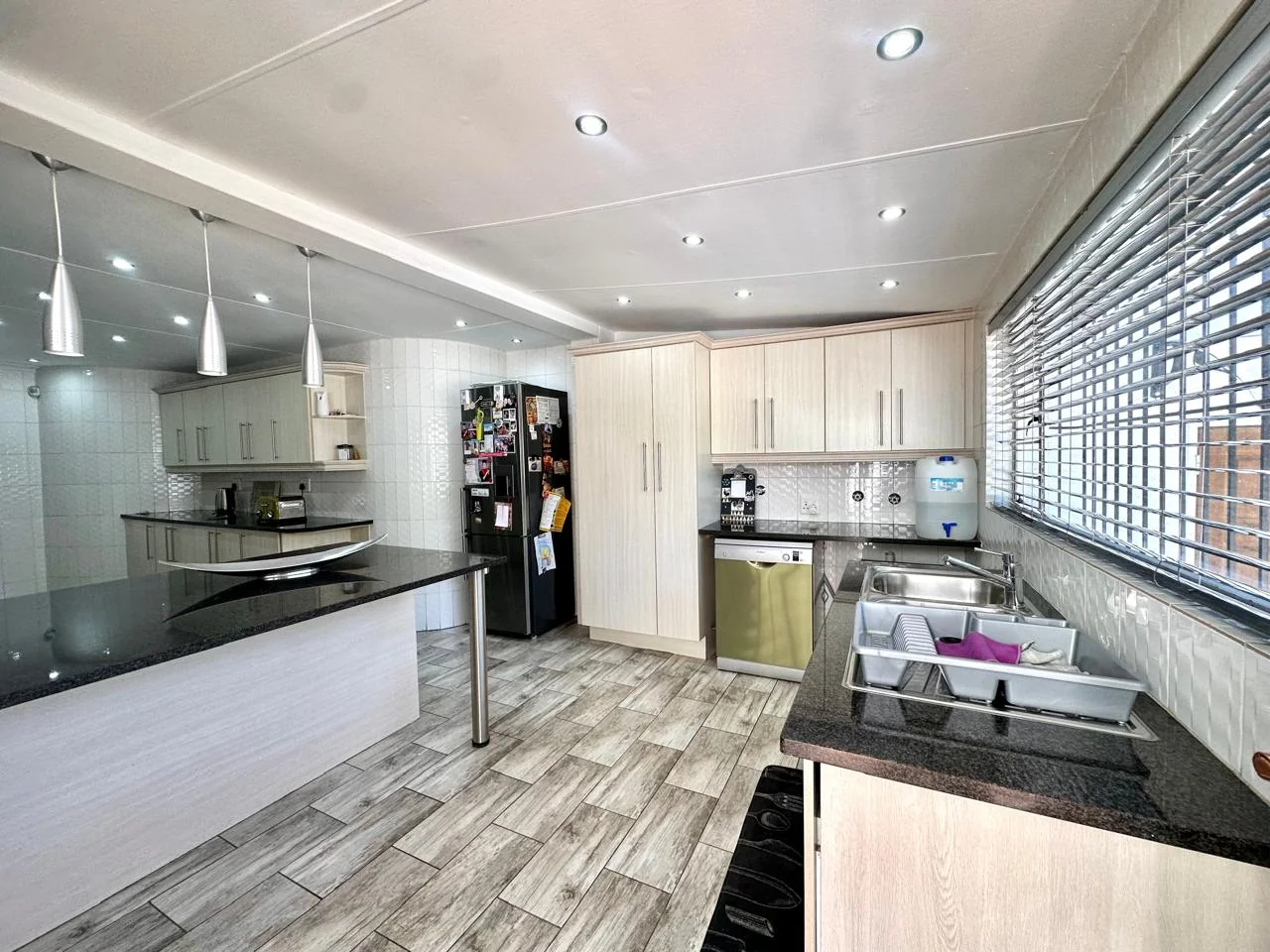 A BIG YARD, BOOM-GATED SECURITY & THE EXTRAS EVERY FAMILY WANTS!