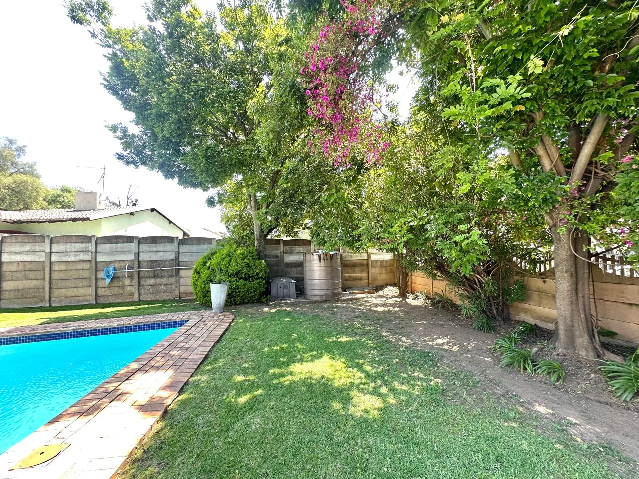 A BIG YARD, BOOM-GATED SECURITY & THE EXTRAS EVERY FAMILY WANTS!
