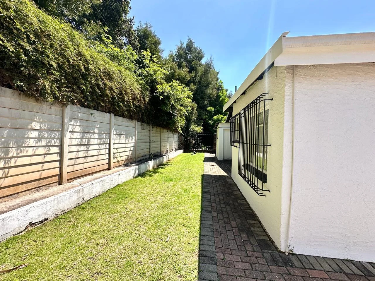 A BIG YARD, BOOM-GATED SECURITY & THE EXTRAS EVERY FAMILY WANTS!