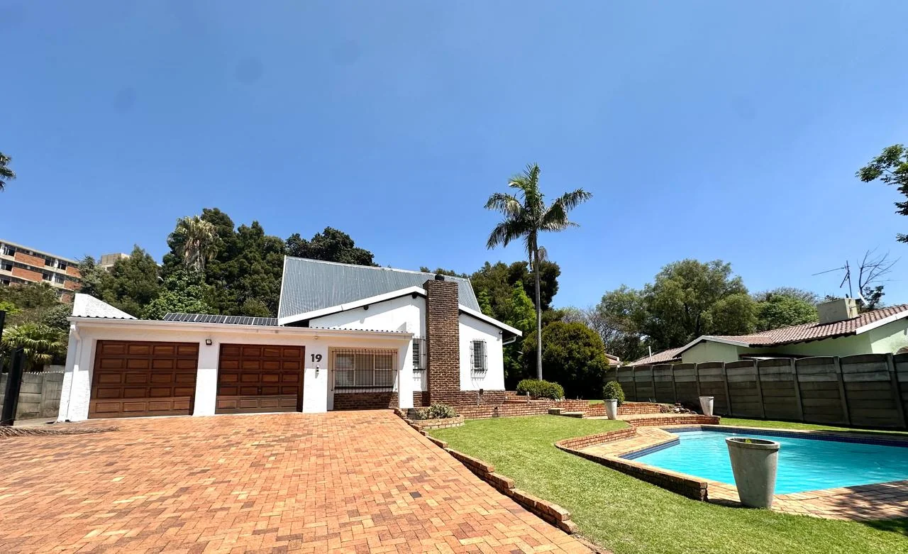 A BIG YARD, BOOM-GATED SECURITY & THE EXTRAS EVERY FAMILY WANTS!