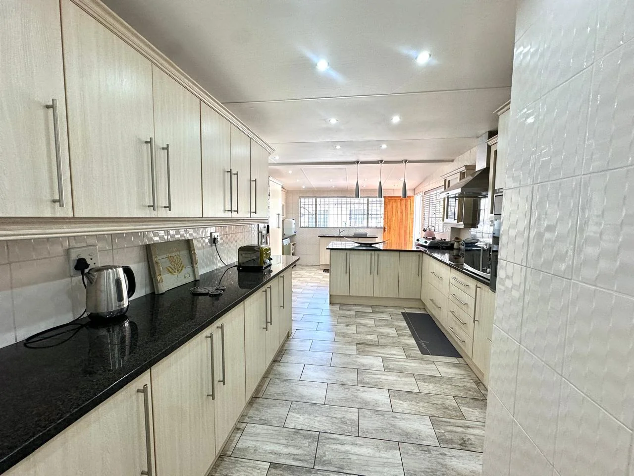 A BIG YARD, BOOM-GATED SECURITY & THE EXTRAS EVERY FAMILY WANTS!