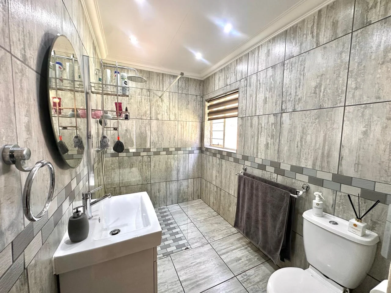 A BIG YARD, BOOM-GATED SECURITY & THE EXTRAS EVERY FAMILY WANTS!