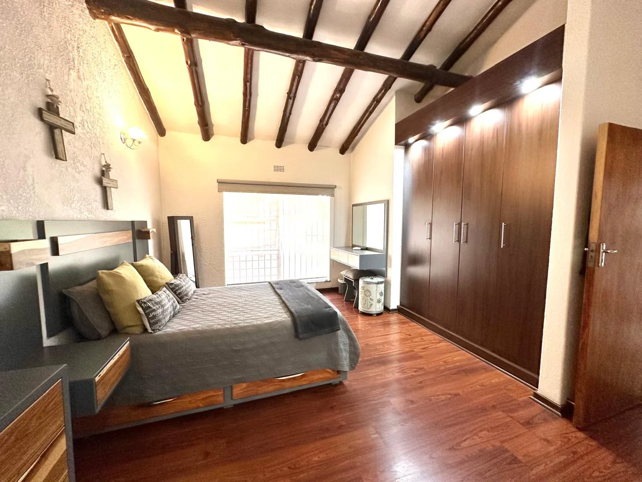 A BIG YARD, BOOM-GATED SECURITY & THE EXTRAS EVERY FAMILY WANTS!