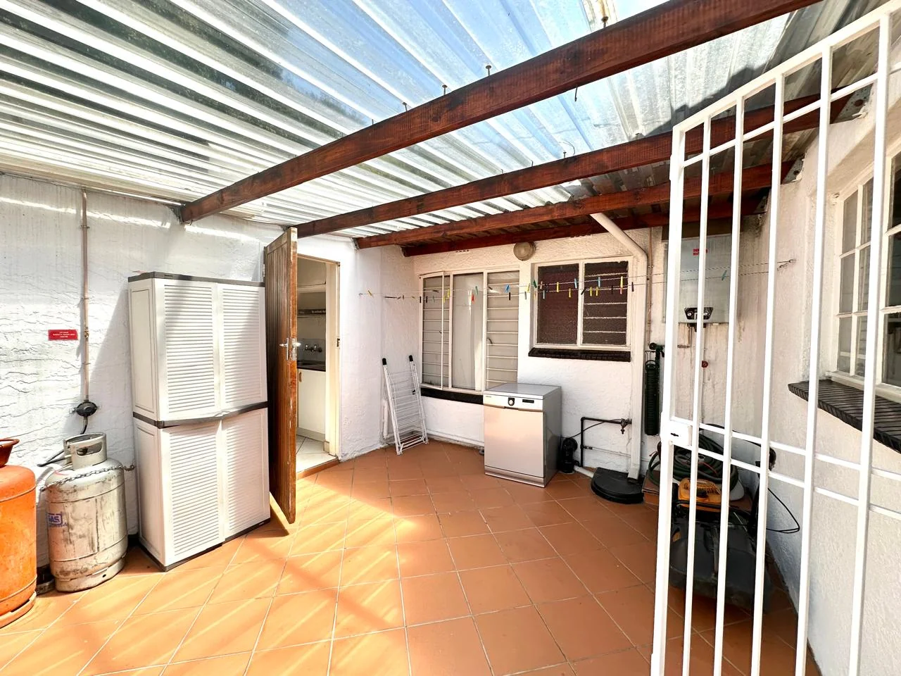 A BIG YARD, BOOM-GATED SECURITY & THE EXTRAS EVERY FAMILY WANTS!