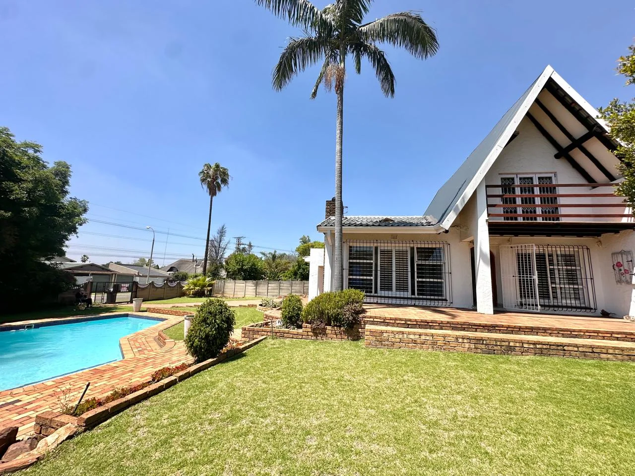 A BIG YARD, BOOM-GATED SECURITY & THE EXTRAS EVERY FAMILY WANTS!