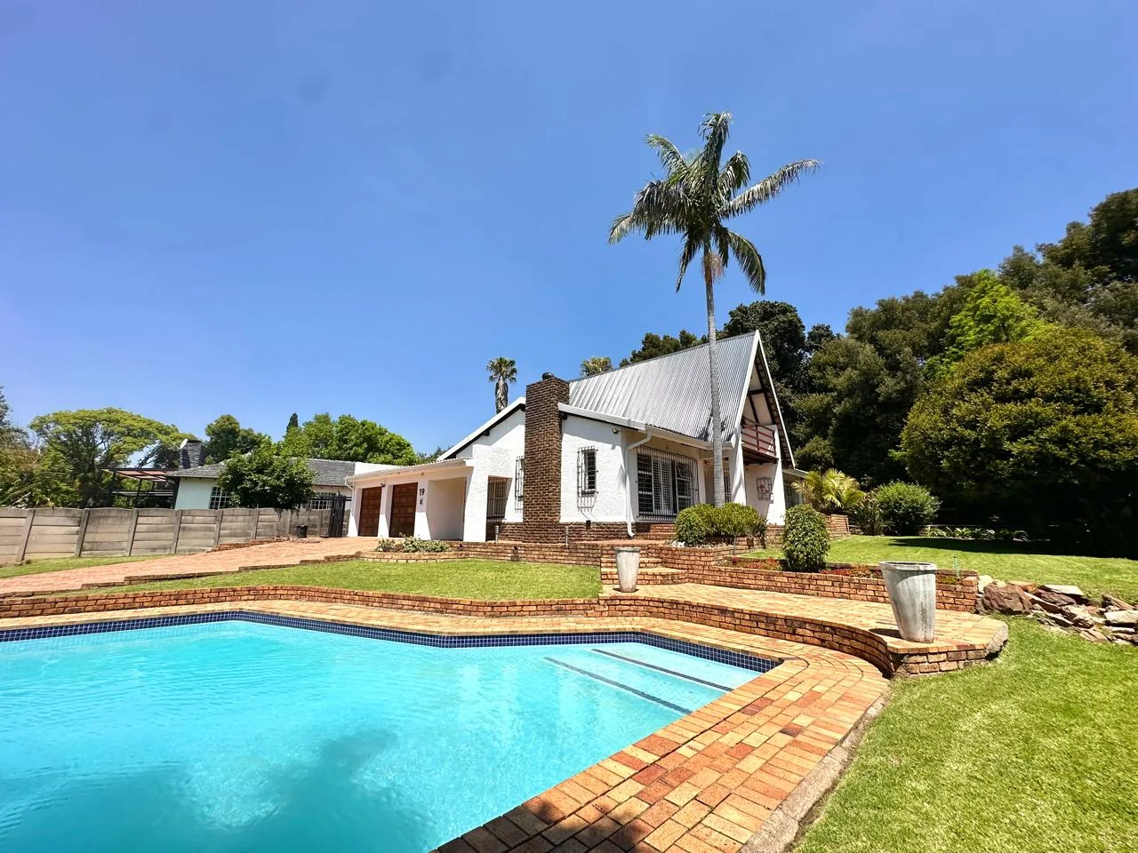 A BIG YARD, BOOM-GATED SECURITY & THE EXTRAS EVERY FAMILY WANTS!