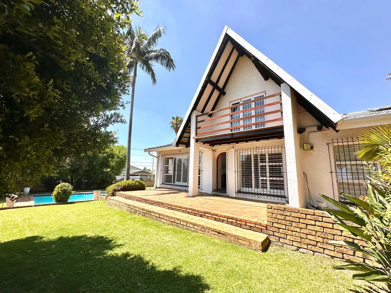 A BIG YARD, BOOM-GATED SECURITY & THE EXTRAS EVERY FAMILY WANTS!