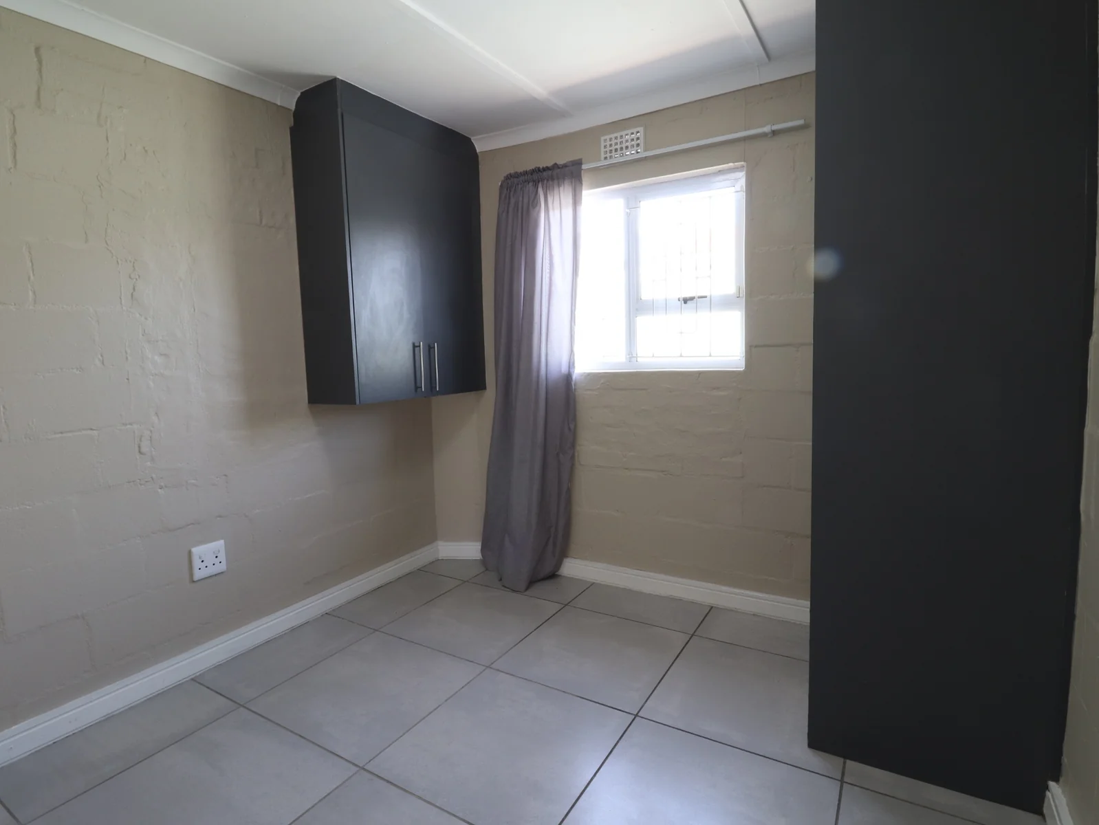 Compact 2-Bedroom Home, Open Parking and Yard