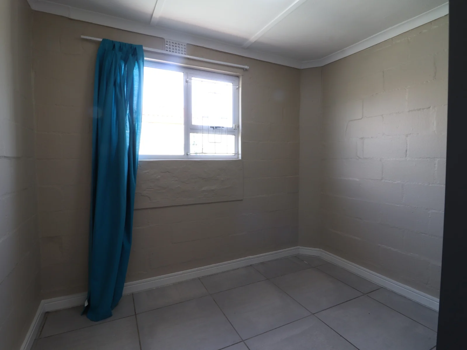 Compact 2-Bedroom Home, Open Parking and Yard