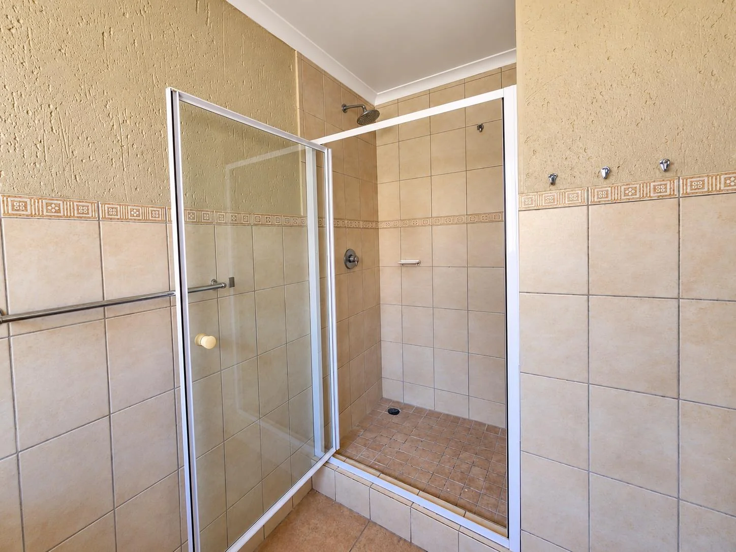 SPACIOUS 4-BEDROOM CLUSTER WITH SOLAR & DOUBLE GARAGE – BROADHURST ESTATE, POMONA