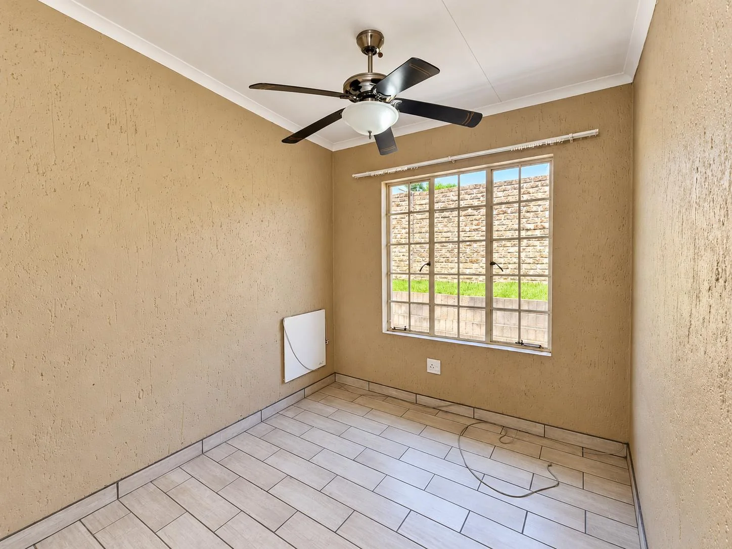 SPACIOUS 4-BEDROOM CLUSTER WITH SOLAR & DOUBLE GARAGE – BROADHURST ESTATE, POMONA