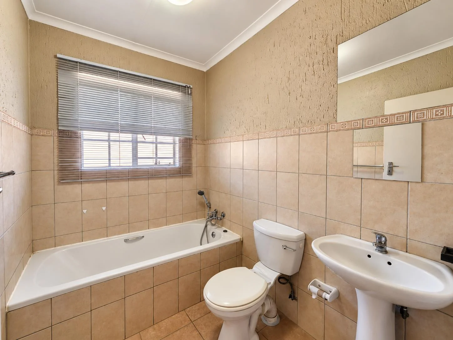 SPACIOUS 4-BEDROOM CLUSTER WITH SOLAR & DOUBLE GARAGE – BROADHURST ESTATE, POMONA