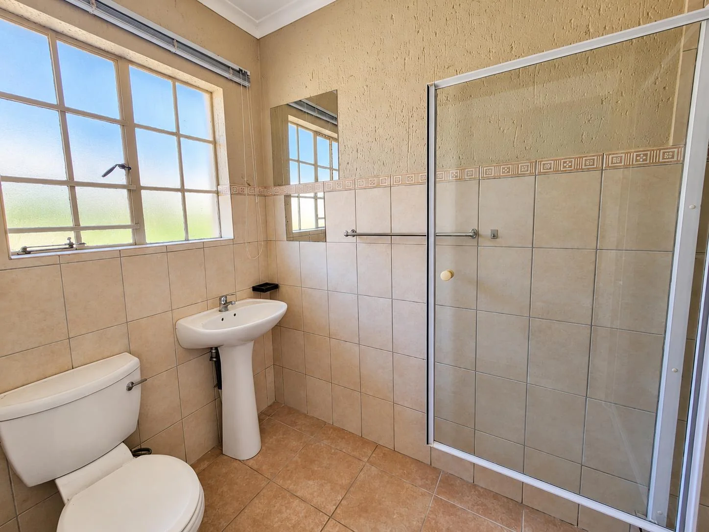 SPACIOUS 4-BEDROOM CLUSTER WITH SOLAR & DOUBLE GARAGE – BROADHURST ESTATE, POMONA