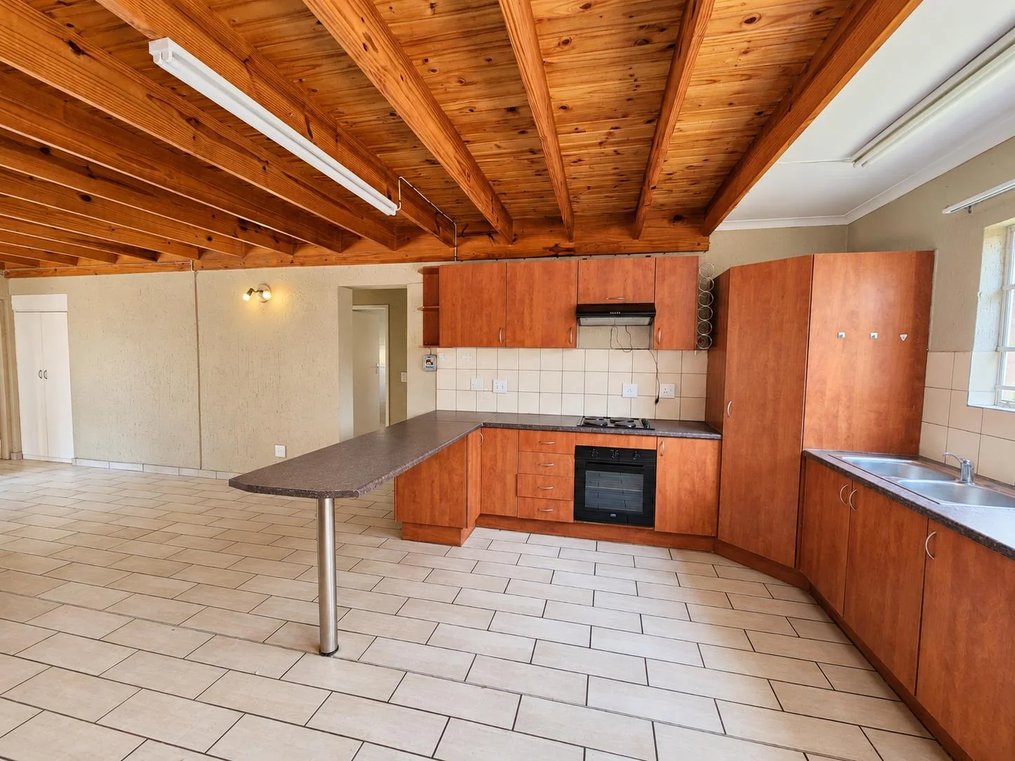 SPACIOUS 4-BEDROOM CLUSTER WITH SOLAR & DOUBLE GARAGE – BROADHURST ESTATE, POMONA