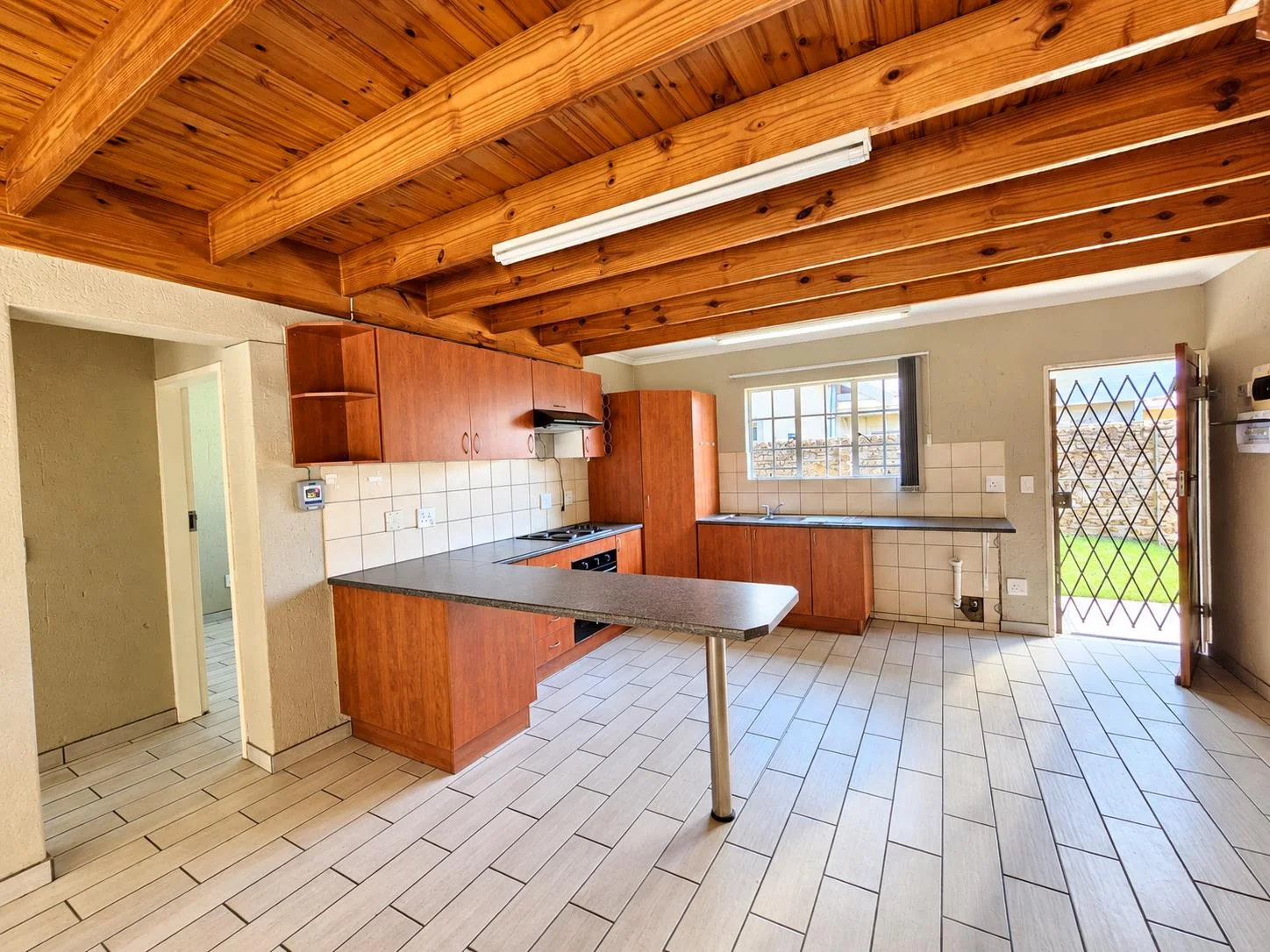 SPACIOUS 4-BEDROOM CLUSTER WITH SOLAR & DOUBLE GARAGE – BROADHURST ESTATE, POMONA