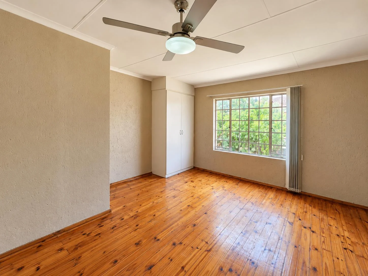 SPACIOUS 4-BEDROOM CLUSTER WITH SOLAR & DOUBLE GARAGE – BROADHURST ESTATE, POMONA