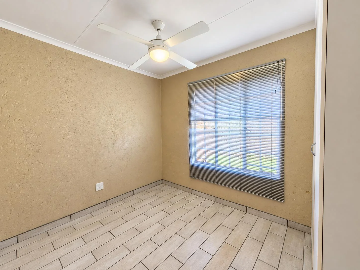 SPACIOUS 4-BEDROOM CLUSTER WITH SOLAR & DOUBLE GARAGE – BROADHURST ESTATE, POMONA