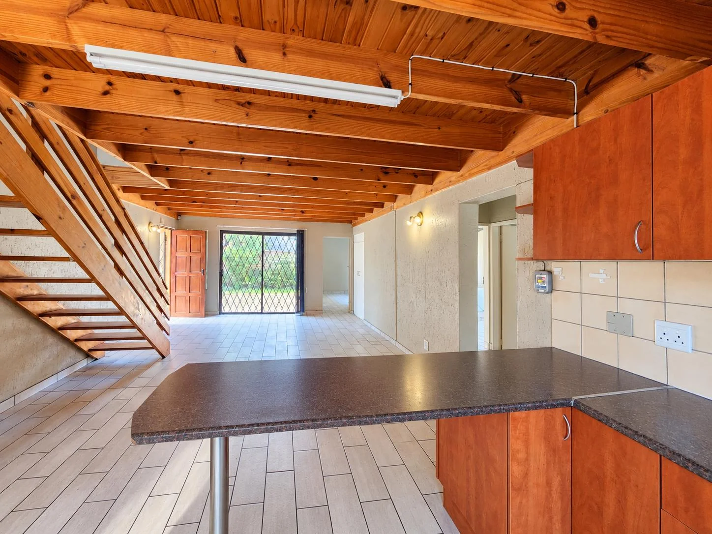 SPACIOUS 4-BEDROOM CLUSTER WITH SOLAR & DOUBLE GARAGE – BROADHURST ESTATE, POMONA