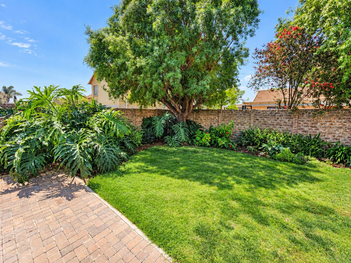 SPACIOUS 4-BEDROOM CLUSTER WITH SOLAR & DOUBLE GARAGE – BROADHURST ESTATE, POMONA