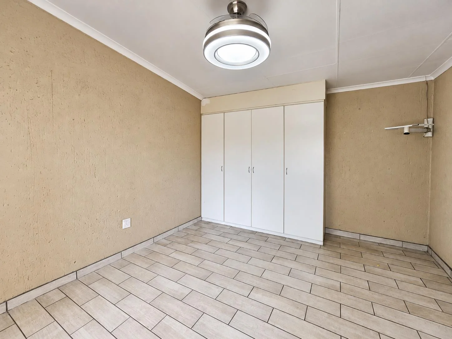 SPACIOUS 4-BEDROOM CLUSTER WITH SOLAR & DOUBLE GARAGE – BROADHURST ESTATE, POMONA