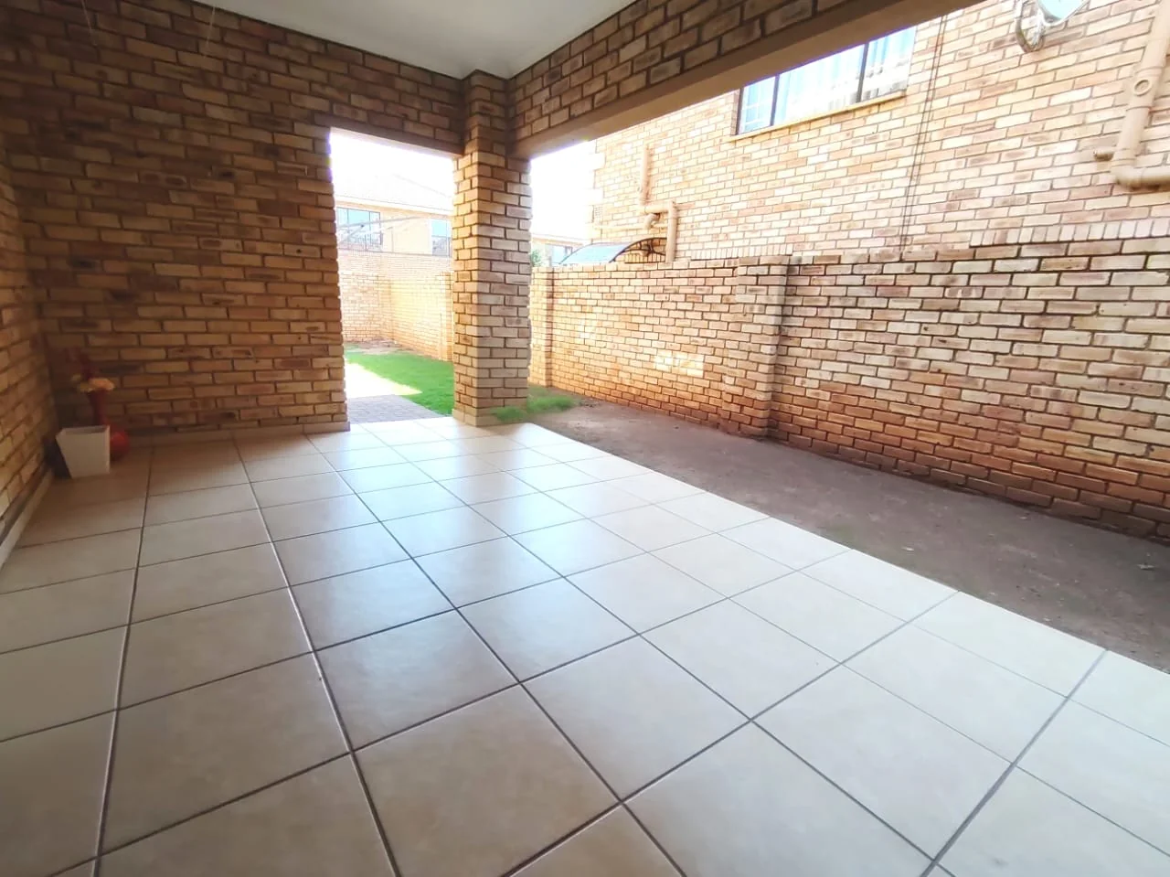 Beautifully Renovated, Spacious 183m2, 3 bedroom unit in Ruimsig Manor