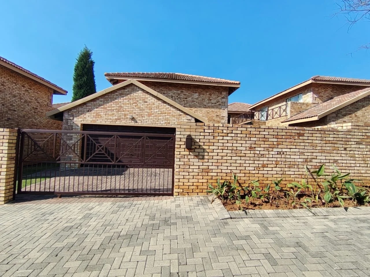 Beautifully Renovated, Spacious 183m2, 3 bedroom unit in Ruimsig Manor