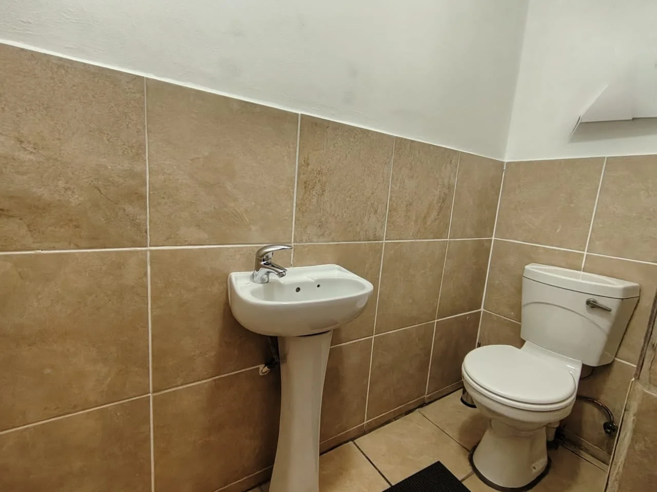 Beautifully Renovated, Spacious 183m2, 3 bedroom unit in Ruimsig Manor
