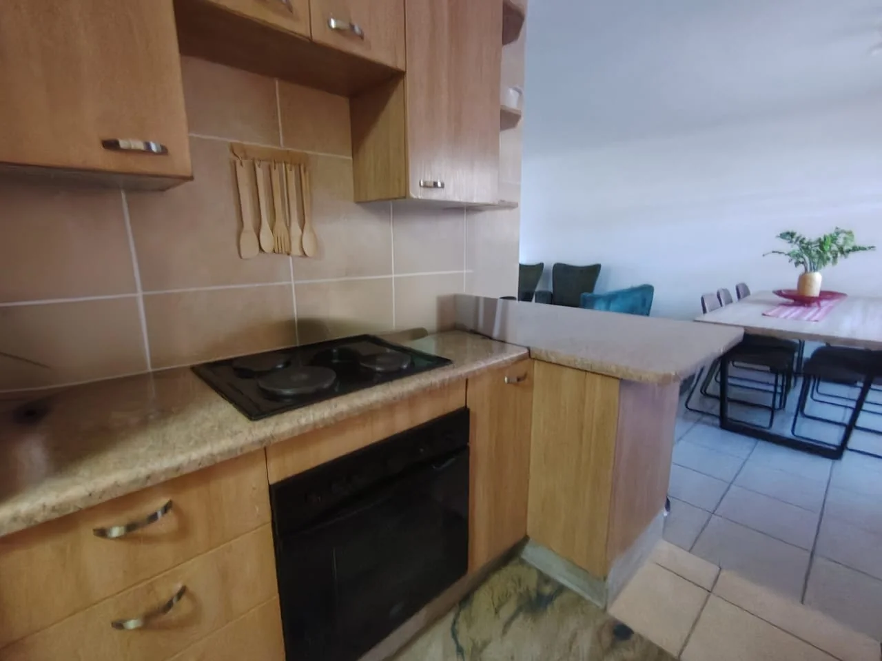 Beautifully Renovated, Spacious 183m2, 3 bedroom unit in Ruimsig Manor