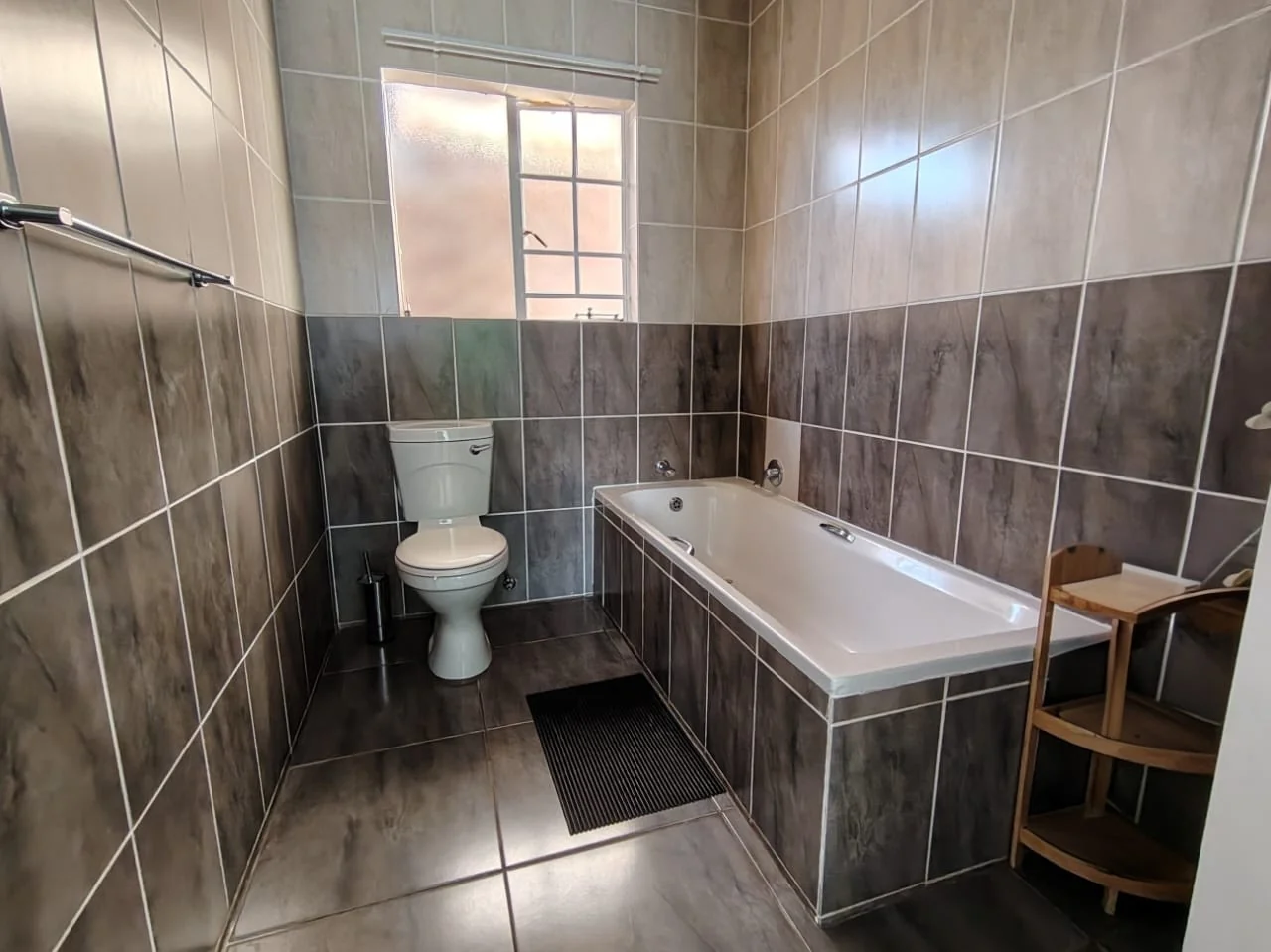 Beautifully Renovated, Spacious 183m2, 3 bedroom unit in Ruimsig Manor