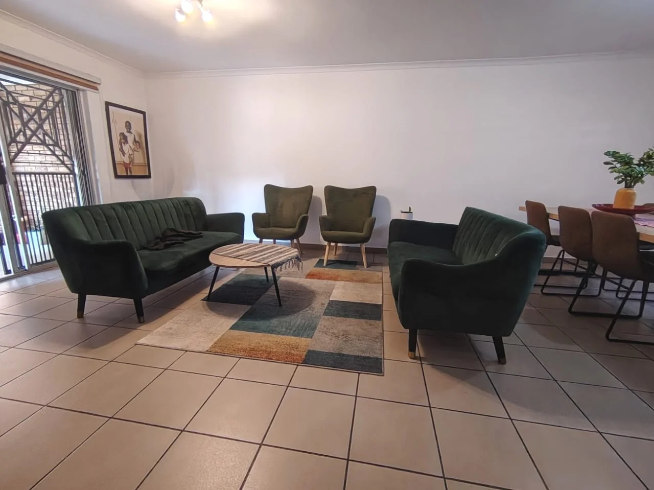 Beautifully Renovated, Spacious 183m2, 3 bedroom unit in Ruimsig Manor
