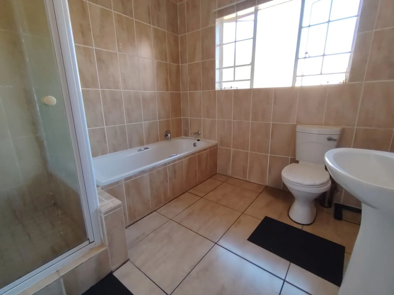 Beautifully Renovated, Spacious 183m2, 3 bedroom unit in Ruimsig Manor