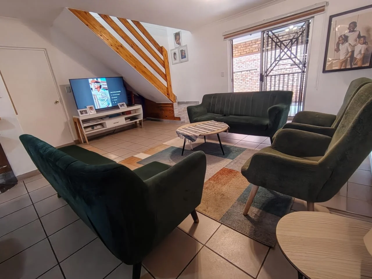 Beautifully Renovated, Spacious 183m2, 3 bedroom unit in Ruimsig Manor