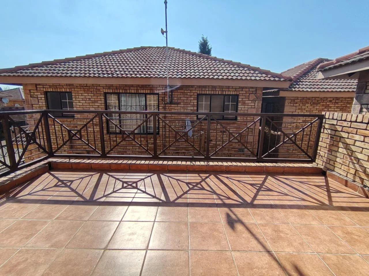 Beautifully Renovated, Spacious 183m2, 3 bedroom unit in Ruimsig Manor